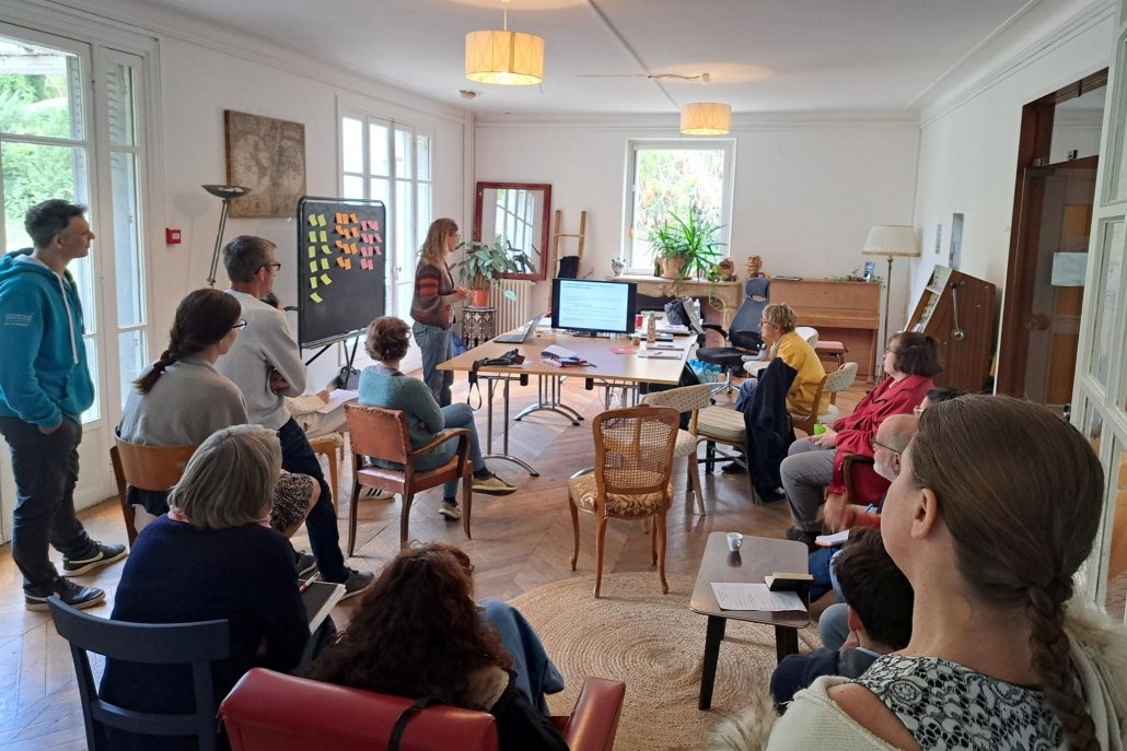 Groupe de membres réunis lors d'un Café Archi Possible à Arpajon